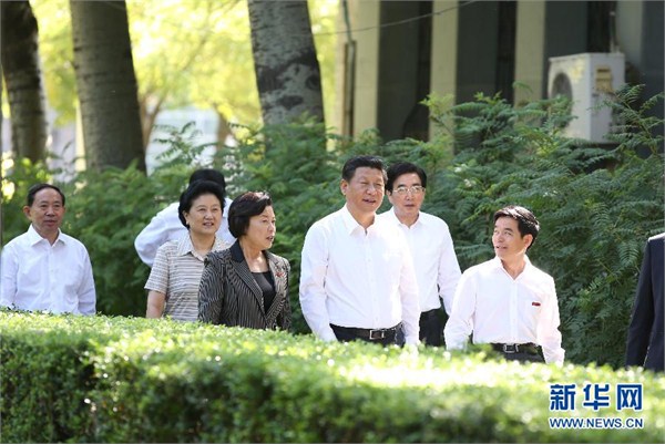 9月9日，中共中央總書記、國家主席、中央軍委主席習近平來到北京師范大學看望教師學生，向全國廣大教師和教育工作者致以崇高的節(jié)日敬禮和祝賀。