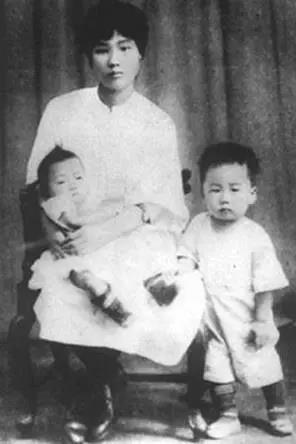 楊開(kāi)慧與毛岸英(右)、毛岸青