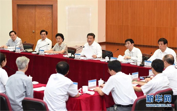 9月9日，中共中央總書記、國家主席、中央軍委主席習近平來到北京師范大學看望教師學生，向全國廣大教師和教育工作者致以崇高的節(jié)日敬禮和祝賀。這是習近平同學校師生代表進行座談。