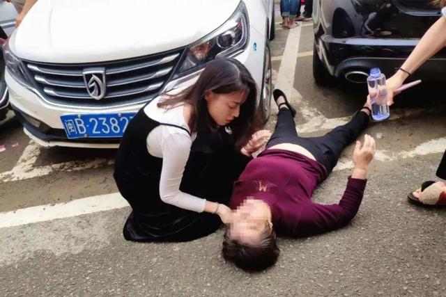 姑娘！你救人的樣子真美！