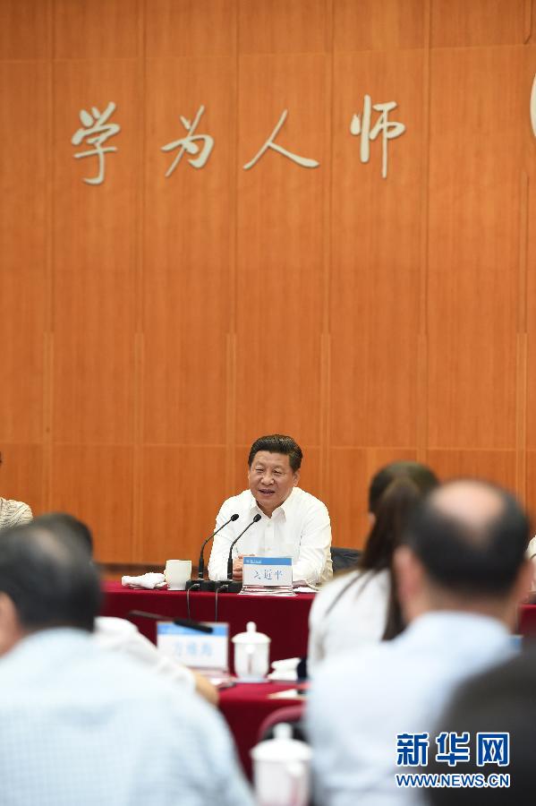 9月9日，中共中央總書記、國家主席、中央軍委主席習近平來到北京師范大學看望教師學生，向全國廣大教師和教育工作者致以崇高的節(jié)日敬禮和祝賀。